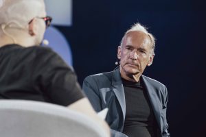 Man sieht Sir Tim Berners-Lee auf einem Podium sitzen